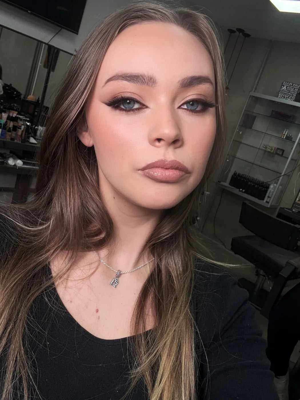 Warm bronzed finish with a neutral lip